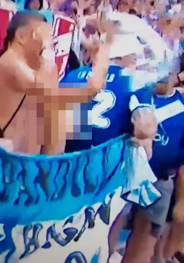 TRT'de Dünya Kupası finalini izleyenlerin üstsüz kadın taraftarı ekranda görünce ağzı açık kaldı