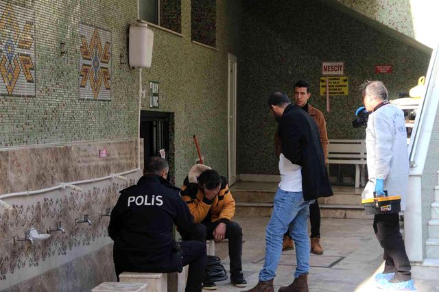 30 yaşındaki genç arkadaşıyla birlikte gittiği caminin tuvaletinde ölü bulundu
