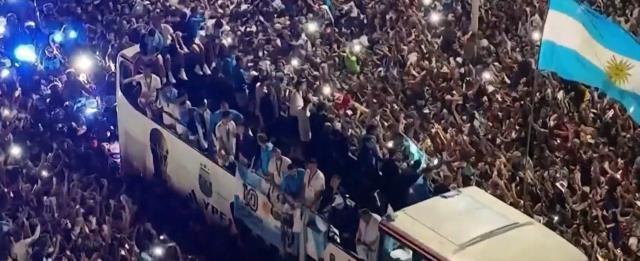 Arjantin, Dünya Kupası'nı evine getirdi! Uçaktan ilk inen Messi'den tarihi poz