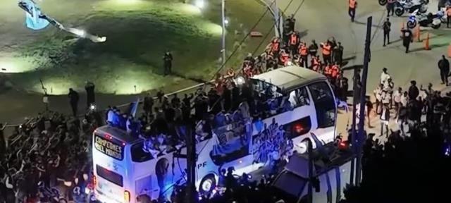 Arjantin, Dünya Kupası'nı evine getirdi! Uçaktan ilk inen Messi'den tarihi poz