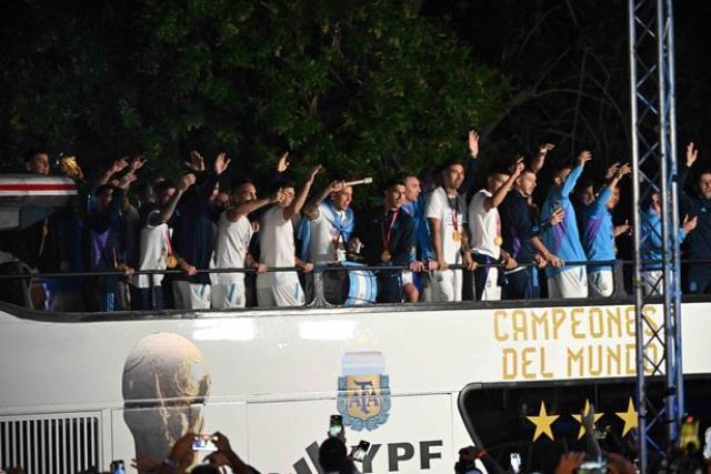 Arjantin, Dünya Kupası'nı ülkeye getirdi! Uçaktan ilk inen isim olan Messi'den tarihi poz Arjantin, Dünya Kupası'nı ülkeye getirdi! Uçaktan ilk inen isim olan Messi'den tarihi poz