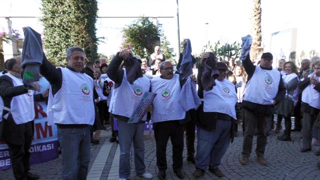 Emeklilerden iç çamaşırlı protesto: Eğer istiyorlarsa donlarımızı da göndermeye hazırız Emeklilerden iç çamaşırlı protesto: Eğer istiyorlarsa donlarımızı da göndermeye hazırız