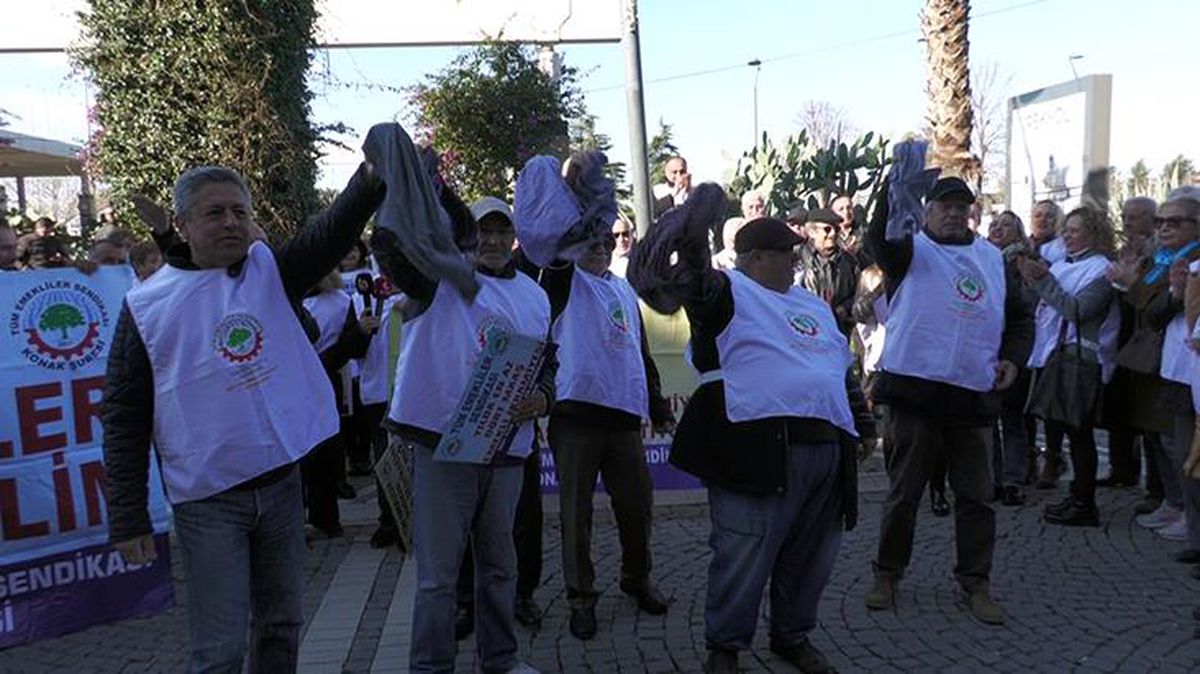 Emeklilerden iç çamaşırlı protesto: Eğer istiyorlarsa donlarımızı da göndermeye hazırız