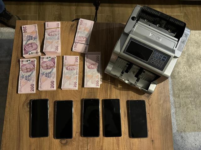 İkiz kardeşlerin yönettiği yasa dışı bahis şebekesine operasyon! 37 milyon liralık vurgun yapmışlar