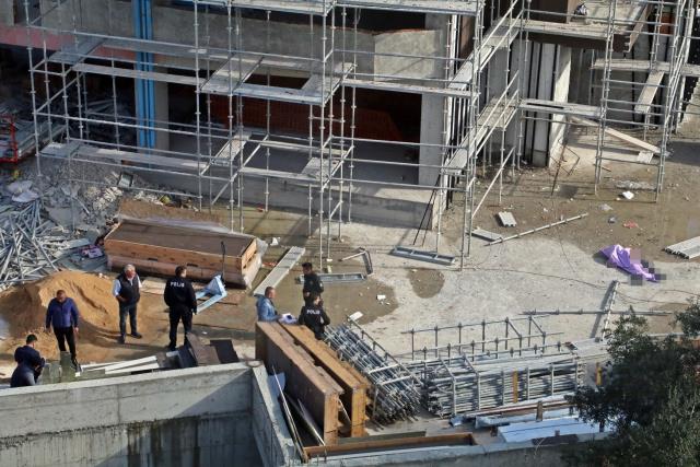 İnşaattaki iskeleyi toplayan işçi 8'inci kattan düşerek hayatını kaybetti