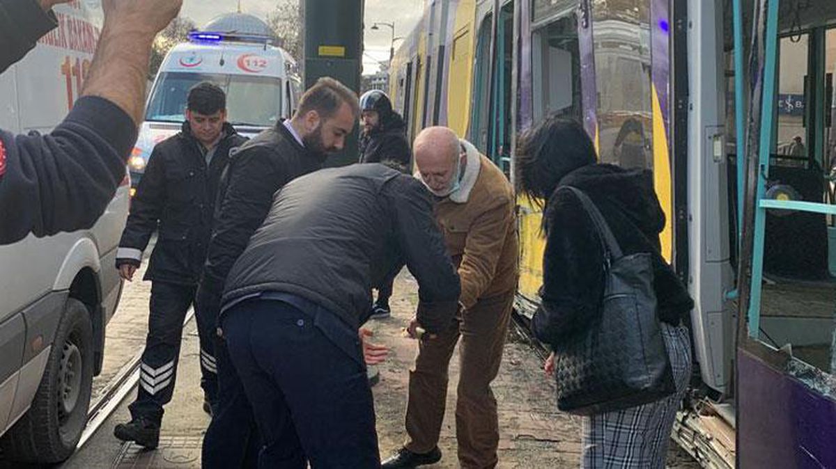 Kabataş'ta korku dolu anlar! Tramvay raydan çıktı, yaralılar var