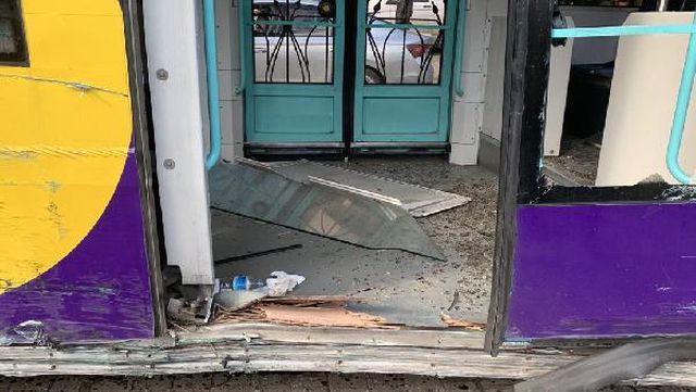 Kabataş'ta korku dolu anlar! Tramvay raydan çıktı, çok sayıda yaralı var
