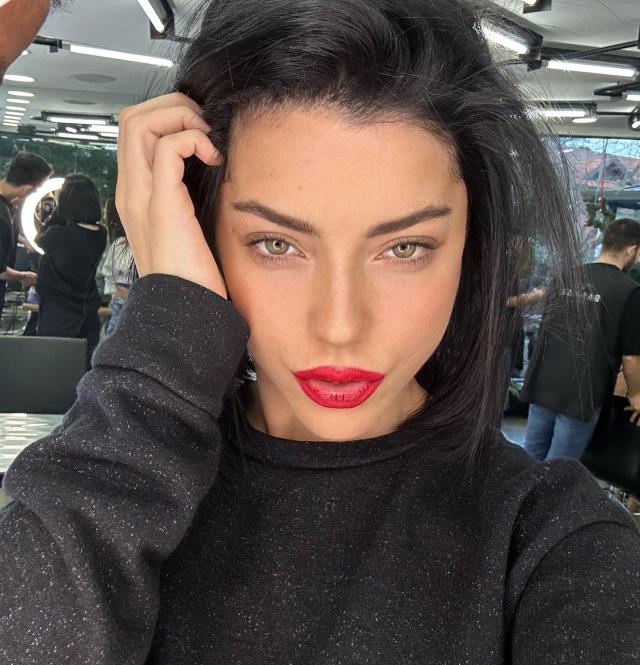 Tanımadığı adamın masasına oturduğu iddia edilen Merve Boluğur sessizliğini bozdu