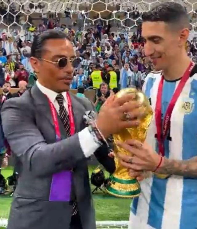 Tarihi finalde sahaya girip Messi'yi çıldırtan Nusret'in kupaya dokunmayı nasıl başardığı ortaya çıktı Tarihi finalde sahaya girip Messi'yi çıldırtan Nusret'in kupaya dokunmayı nasıl başardığı ortaya çıktı