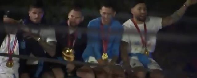 Tarihi şampiyonluk zehir olacaktı! Messi ve arkadaşları facianın eşiğinden döndü Tarihi şampiyonluk zehir olacaktı! Messi ve arkadaşları facianın eşiğinden döndü