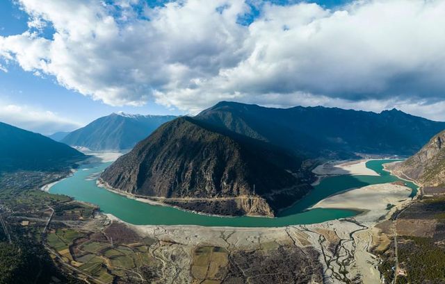 Tibet'teki Yarlung Zangbo Nehri'nin Havadan Manzarası Tibet'teki Yarlung Zangbo Nehri'nin Havadan Manzarası