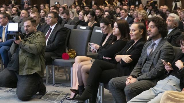 Ünlü oyuncu Burcu Kıratlı, tercih ettiği kıyafetle ödül törenine damga vurdu Ünlü oyuncu Burcu Kıratlı, tercih ettiği kıyafetle ödül törenine damga vurdu