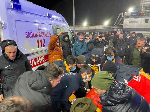 16 kişi yaralı, kaptan kayıp! Yanan gemiye yardım eli uzatan balıkçı kabus dolu anları anlattı: Birinin bacağı dizinden kopmuştu