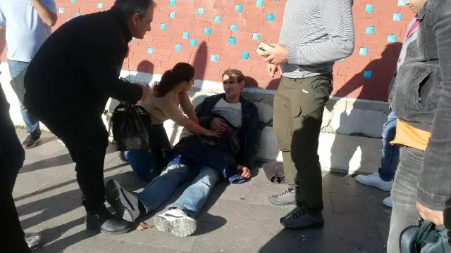 Bıçaklanan adamı gören uzaklaştı, yardımına sadece genç kadın koştu Bıçaklanan adamı gören uzaklaştı, yardımına sadece genç kadın koştu