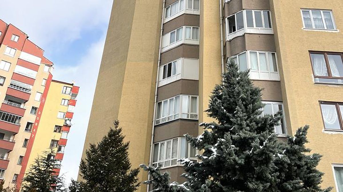 Kayseri'de cam silerken beton zemine düşen kadın hayatını kaybetti