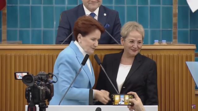 İYİ Parti'ye sürpriz katılım! Eski Devlet Bakanı Melda Bayer'e rozetini bizzat Akşener taktı İYİ Parti'ye sürpriz katılım! Eski Devlet Bakanı Melda Bayer'e rozetini bizzat Akşener taktı