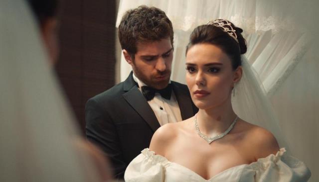 Sürpriz aşk! Güzel oyuncu Özgü Kaya gönlünü rol arkadaşına kaptırdı