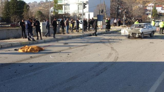 Araçtan fırlayan kadın feci şekilde can verdi! Kazanın sorumlusu koşarak kayıplara karıştı Araçtan fırlayan kadın feci şekilde can verdi! Kazanın sorumlusu koşarak kayıplara karıştı