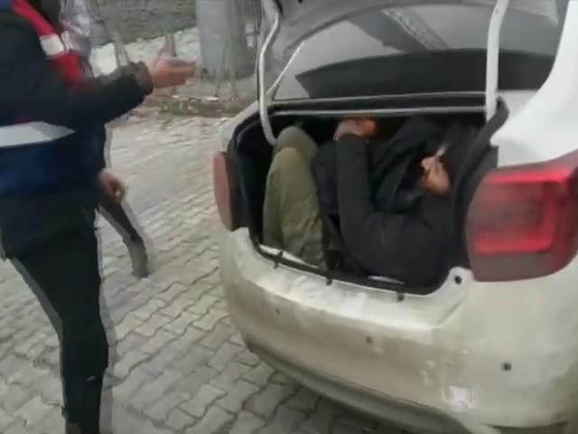 Balık istifi yolculuk! 5 kişilik otomobilden 14 düzensiz göçmen çıktı