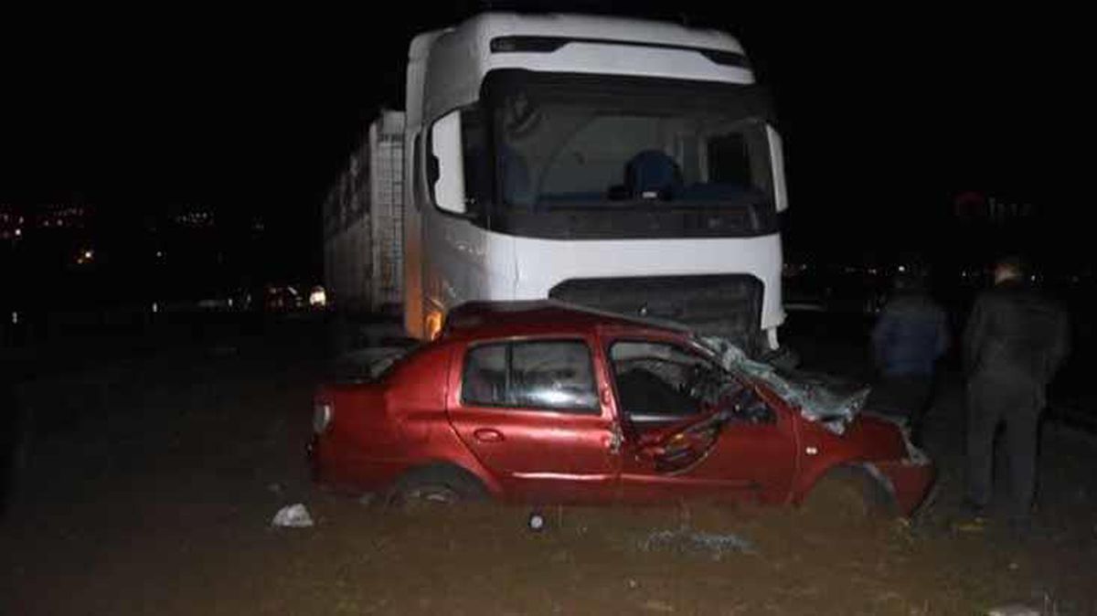 Kamyon seyir halindeki otomobili biçti: 2 ölü