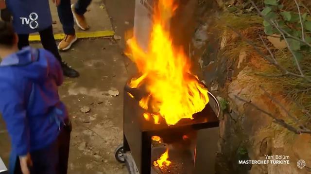 MasterChef Türkiye'nin çekiminde yangın çıktı! Yarışmacılar, alevlerin arasında kaldı MasterChef Türkiye'nin çekiminde yangın çıktı! Yarışmacılar, alevlerin arasında kaldı