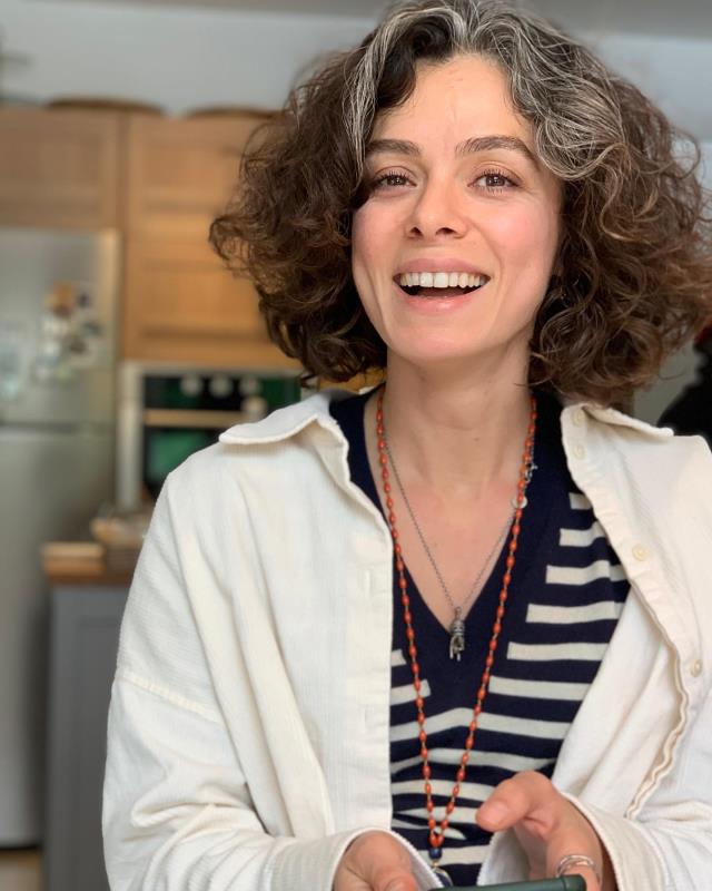 Özge Özpirinçci, simgesi haline gelen beyaz saçlarını boyattı