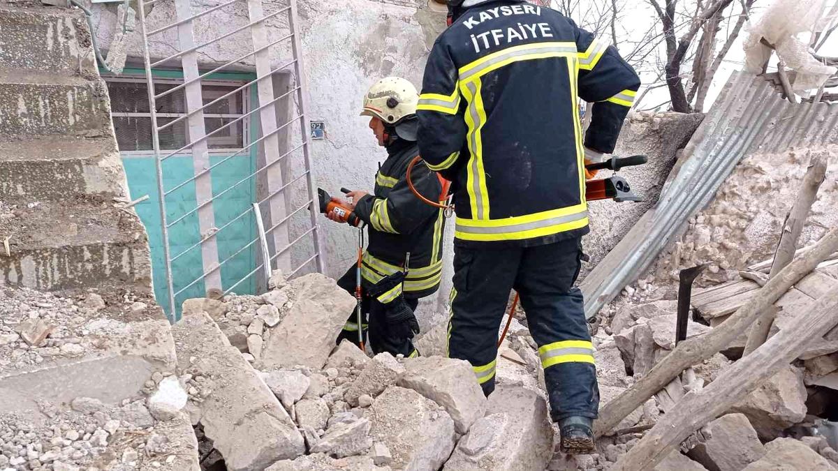 Tüp patlayan ev harabeye döndü: 1 ölü, 2 yaralı