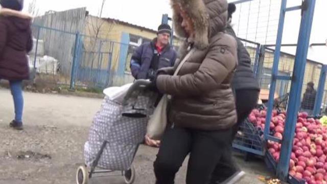 Bulgarlar Noel alışverişi için Edirne'ye akın etti, Esnaf: Sandık sandık götürüyorlar, bizim vatandaşımız fiyat sorup gidiyor