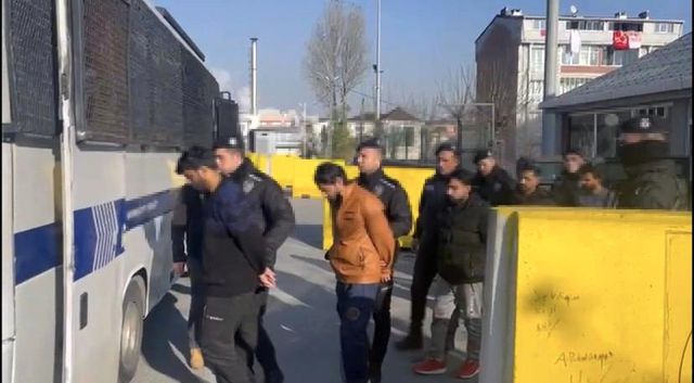 Esenyurt'ta borç meselesi yüzünden eve çağırdıkları genci 8 kişi döverek öldürdü Esenyurt'ta borç meselesi yüzünden eve çağırdıkları genci 8 kişi döverek öldürdü