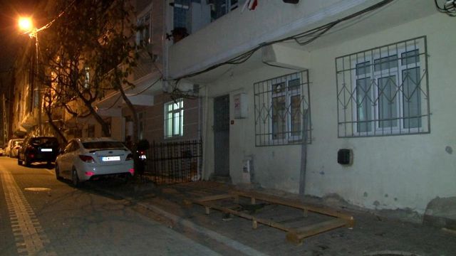 Esenyurt'ta borç meselesi yüzünden eve çağırdıkları genci 8 kişi döverek öldürdü Esenyurt'ta borç meselesi yüzünden eve çağırdıkları genci 8 kişi döverek öldürdü