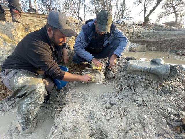 Kütahya'da heyecanlandıran buluş! Büyük bir özenle çıkarıp hemen korumaya aldılar