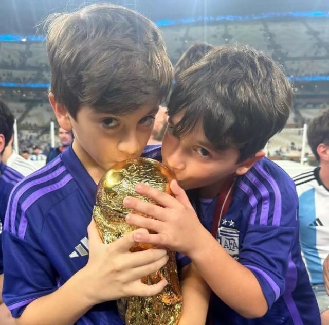 Messi'nin kaç çocuğu var, çocukları kimler? Lionel Messi'nin oğulları Ciro, Mateo ve Thiago kimdir, kaç yaşında? Messi oğulları kaç yaşında? Messi'nin kaç çocuğu var, çocukları kimler? Lionel Messi'nin oğulları Ciro, Mateo ve Thiago kimdir, kaç yaşında? Messi oğulları kaç yaşında?