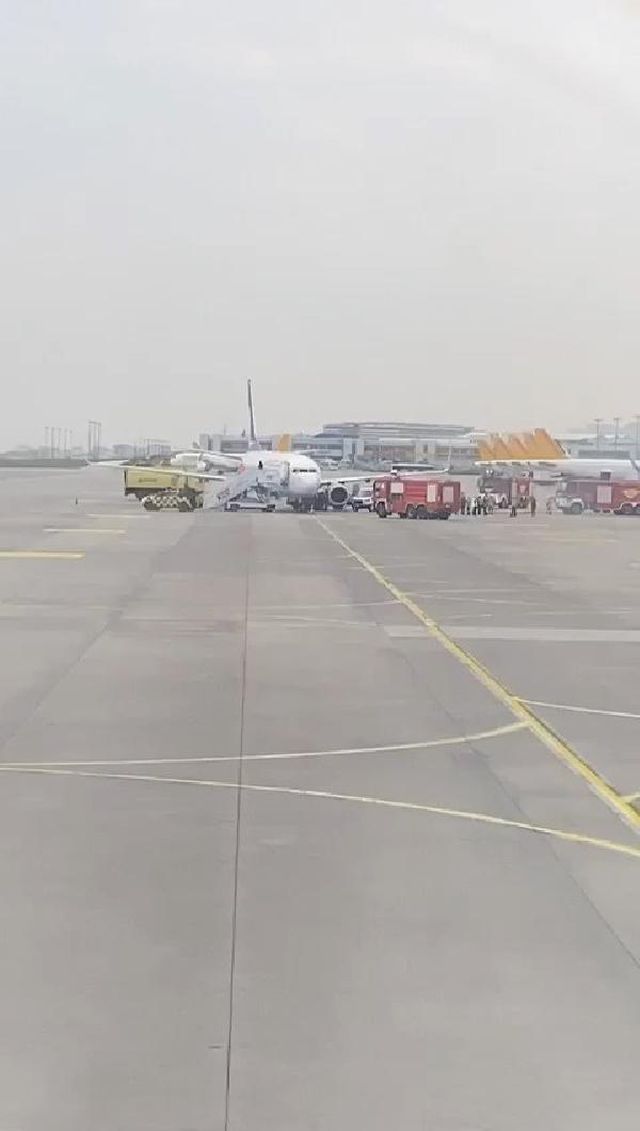 Sabiha Gökçen'de hareketli dakikalar! İniş yapan yolcu uçağının tekeri patladı