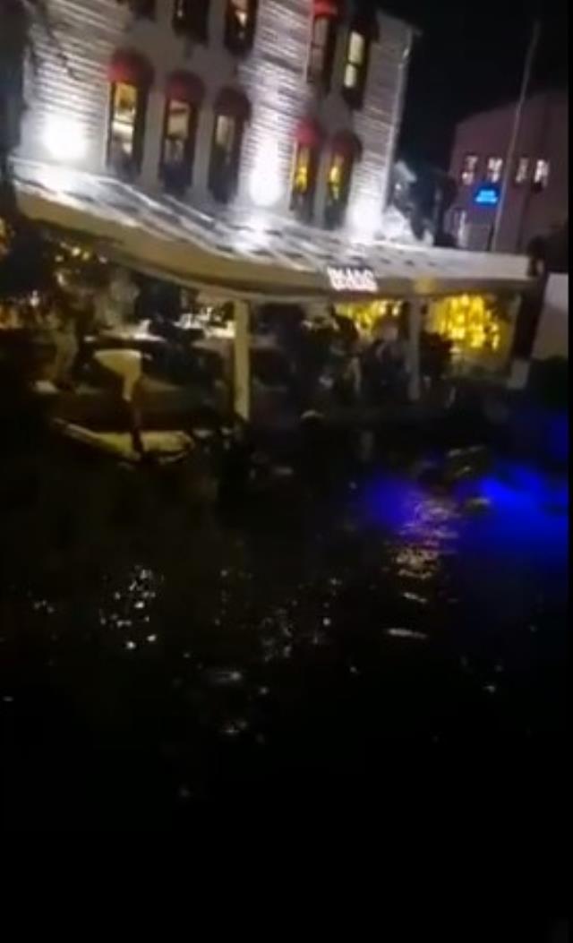 Son Dakika: İstanbul Bebek'te bir restoranın olduğu iskele çöktü: Denize düşenler var, kurtarma çalışmaları sürüyor