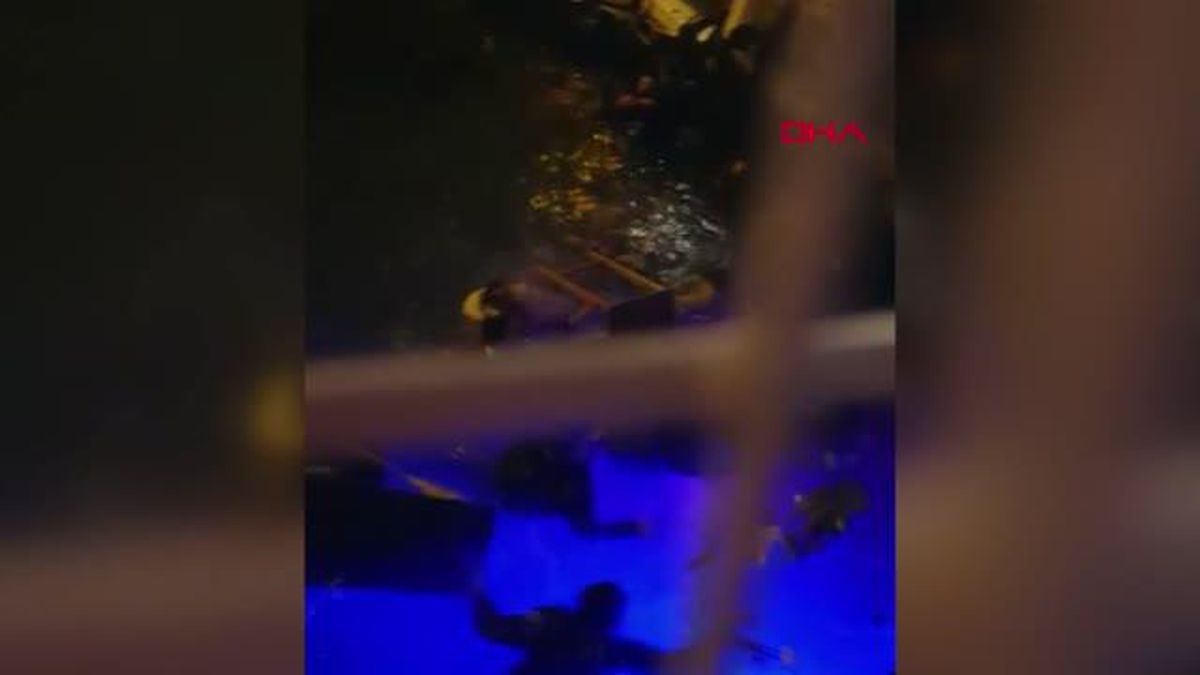 BEBEK'TE RESTORANIN OLDUĞU İSKELE ÇÖKTÜ, DENİZE DÜŞENLER OLDU