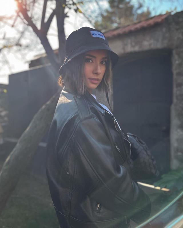 Buse Terim Bahçekapılı, özel tasarım topuklu ayakkabısıyla alay konusu oldu