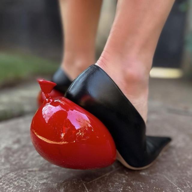 Buse Terim Bahçekapılı, özel tasarım topuklu ayakkabısıyla alay konusu oldu