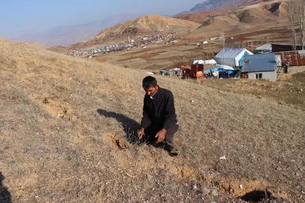 Heyelan sonrası oluşan yarıklar, depremden sonra derinleşti! Can korkusu yaşayan mahalleli sesini duyurmaya çalışıyor