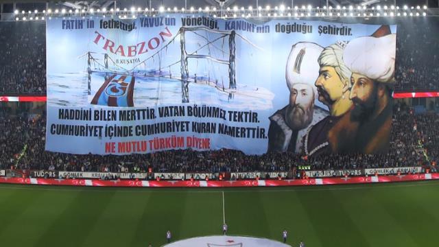 Maçın önüne geçen pankart! Trabzonspor tribünlerinden olay mesaj
