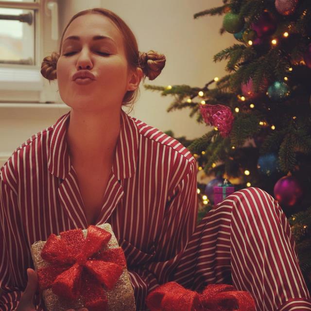 Meryem Uzerli kızlarıyla yılbaşı pozlarını yayınladı, paylaşıma beğeni yağıyor