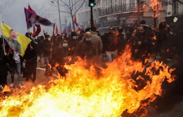 Paris'i savaş alanına çeviren göstericiler, terör örgütü PKK elebaşı Öcalan'ın flamalarını taşıdı
