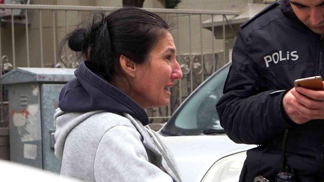 Üvey babasını bıçaklayan genç polisi arayıp kendini ihbar etti Üvey babasını bıçaklayan genç polisi arayıp kendini ihbar etti