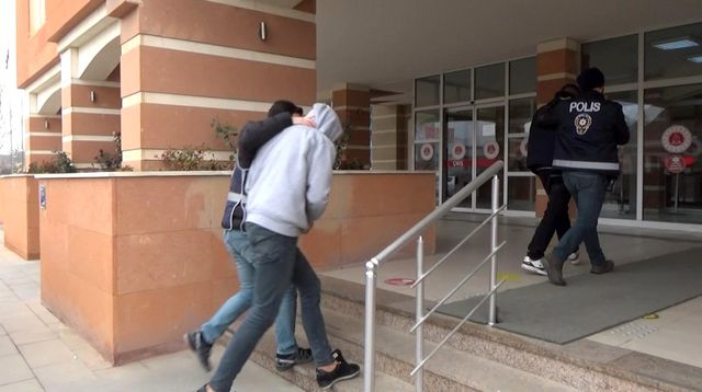 Yaşlı çifti 750 bin lira dolandıran şüpheliden pişkin açıklama: 'Her zaman sahnedeyiz' Yaşlı çifti 750 bin lira dolandıran şüpheliden pişkin açıklama: 'Her zaman sahnedeyiz'
