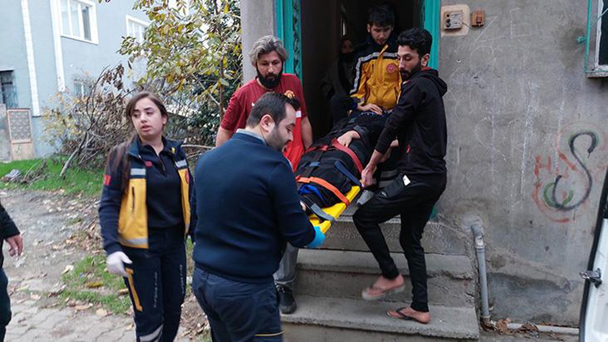 Çocuğunun balkondan düştüğünü gören anne evladıyla birlikte hastanelik oldu