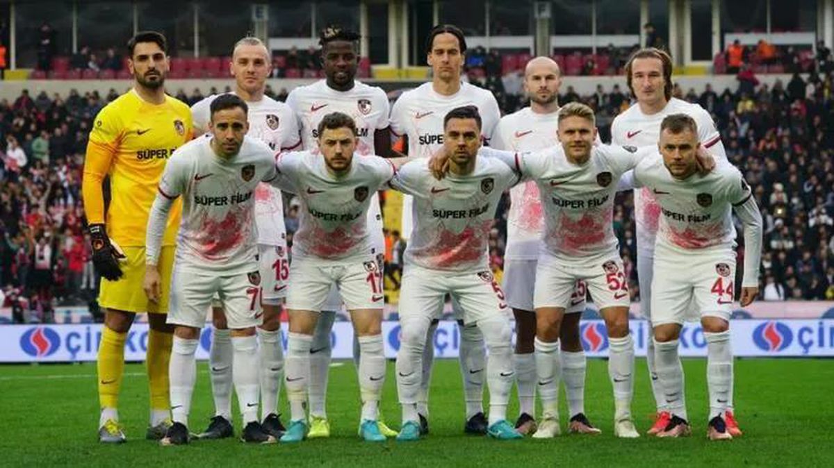 Böylesi Süper Lig'de yaşanır! Gaziantep'in kalecisi Günay, taytı yüzünden maça sarı kartla başladı