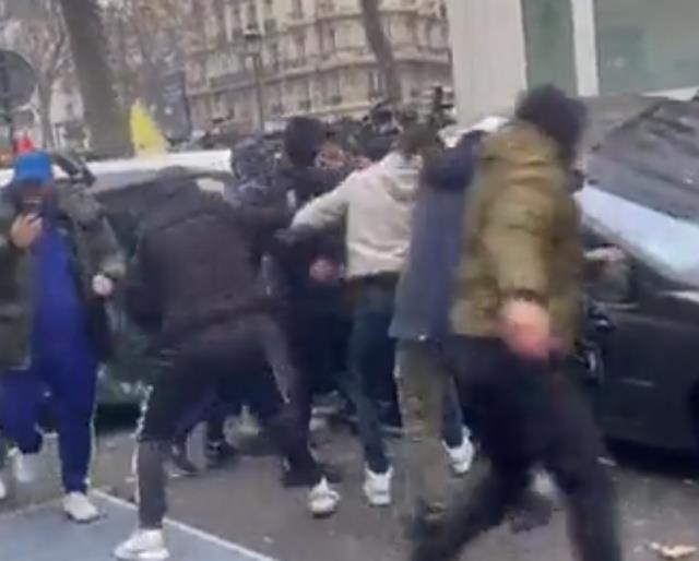 PKK yandaşlarının sokağa indiği Paris'te tansiyon düşmüyor! Ne durak bıraktılar ne araba