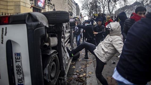 PKK yandaşlarının sokağa indiği Paris'te tansiyon düşmüyor! Ne durak bıraktılar ne araba