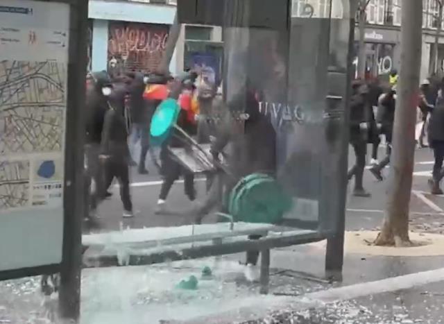 PKK yandaşlarının sokağa indiği Paris'te tansiyon düşmüyor! Ne durak bıraktılar ne araba