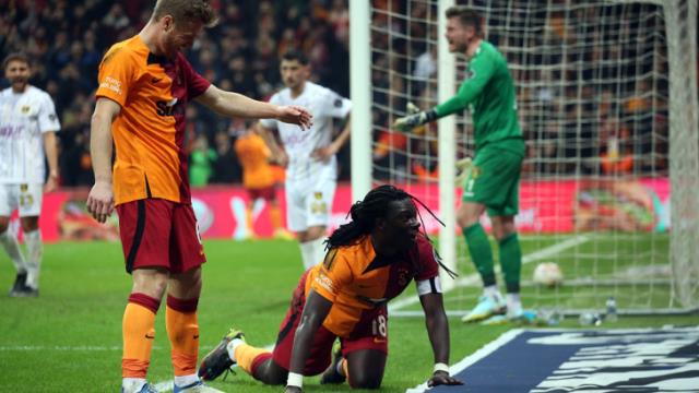 Son Dakika: Aslan, Fenerbahçe'yi zirveden indirdi! İstanbulspor'u 2-1 mağlup eden Galatasaray, Spor Toto Süper Lig'in yeni lideri oldu.