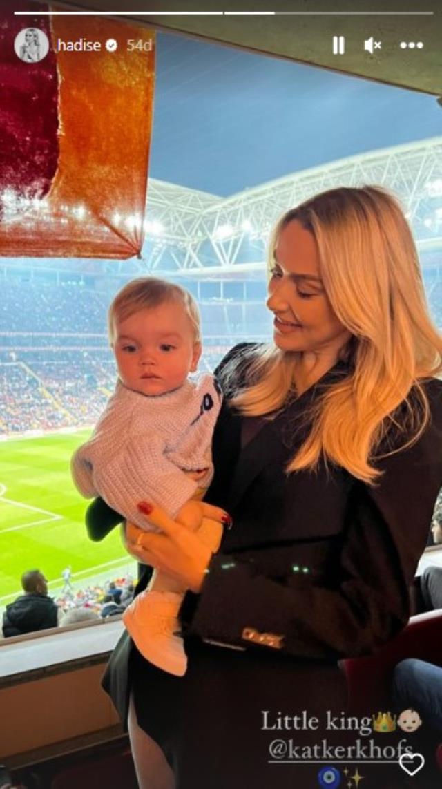 Tribünden izledi! Hadise, Galatasaraylı yıldızın çocuğunu kucağına alıp poz paylaştı